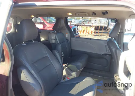 2015 Toyota Sienna Le 8 Passenger z USA, uszkodzony, nr VIN 5TDKK3DC1FS589946